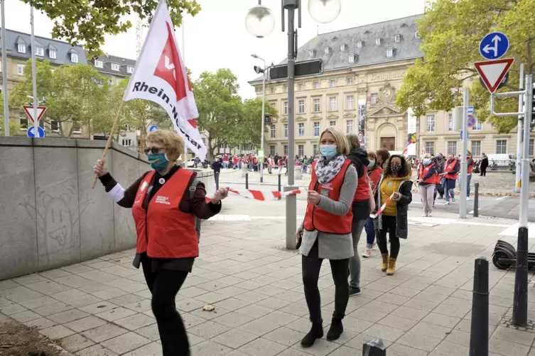 Protestzug am Morgen: Erzieherinnen zieht es zum Mannheimer Rathaus: 