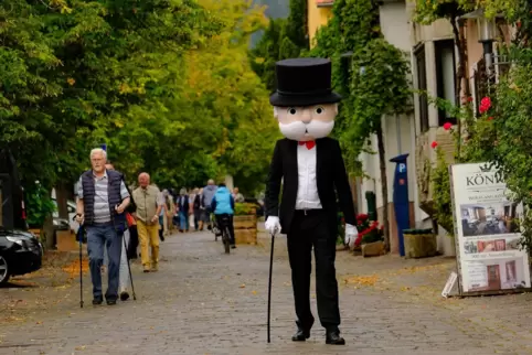 Der Monopolymann auf Werbetour in der Theresienstraße in Rhodt.