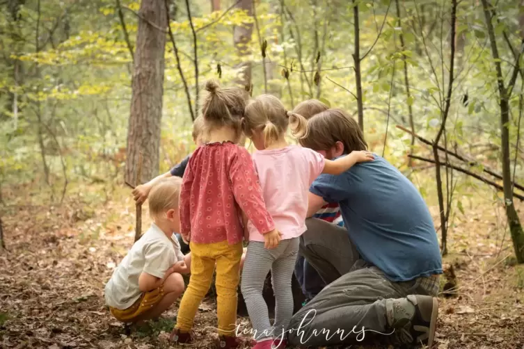 Was gibt&rsquo;s denn da zu sehen? Die Kinder werden mit drei Erziehern &uuml;berwiegend im Wald unterwegs sein. 