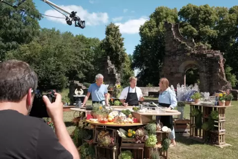 Cliff Hämmerle aus Webenheim (Mitte) kocht mit seinen Assistenten Michel Koch und Verena Sierra vor der Klosterruine. Cliff Hämmerle aus Webenheim (Mitte) kocht mit seinen Assistenten Michel Koch und Verena Sierra vor der Klosterruine.