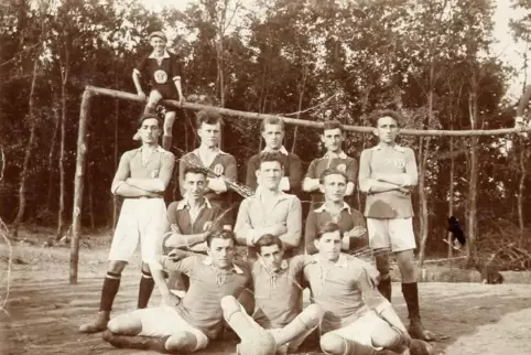 Aus der Anfangszeit des Fußballs in Brücken: Die 1. Elf des SV Brücken 1921 auf dem Sportplatz im Karstwald, der am 31. Juli 192