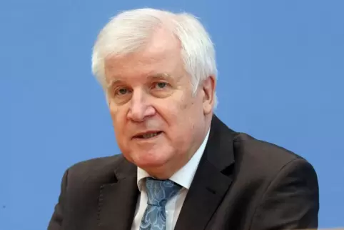 Ein Lagebericht zu rechtsextremen Verdachtsfällen bei Polizei, Zoll und Geheimdiensten, den Bundesinnenminister Horst Seehofer (