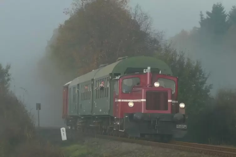 Am 18. Oktober letztmals in diesem Jahr unterwegs: der Nostalgiezug auf der Ostertalstrecke. 