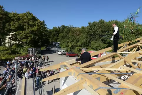 Wenn der Zimmermann mit der Arbeit fertig ist, folgt das Richtfest.