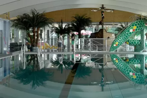 Das Hallenbad hat täglich zweimal zwei Stunden geöffnet, die Sauna jeden Tag fünf Stunden. 