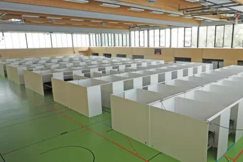 Die Notversorgungsstation in der Erbacher Schulturnhalle umfasst 100 Krankenbetten in jeweils einzeln abgetrennten Abteilen. Die Notversorgungsstation in der Erbacher Schulturnhalle umfasst 100 Krankenbetten in jeweils einzeln abgetrennten Abteilen.