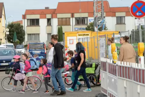Viele Eltern sagen, dass der Schulweg entlang der Baustelle am Jahnplatz zu gefährlich sei. 