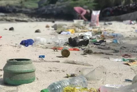Plastikmüll am Strand einer Insel im Golf von Thailand. 