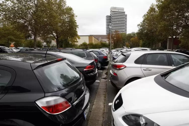 Der Parkplatz an der Meuthstraße. Hier gibt es auch Stellplätze für städtische Mitarbeiter. 