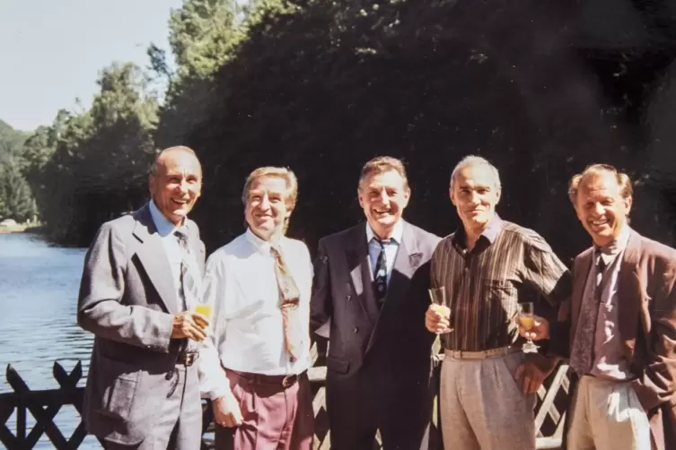 „Charly“ Büllesfeld feierte seinen 50. Geburtstag am Gelterswoog. Unser Bild zeigt von links: Weltmeister Horst Eckel, Büllesfel
