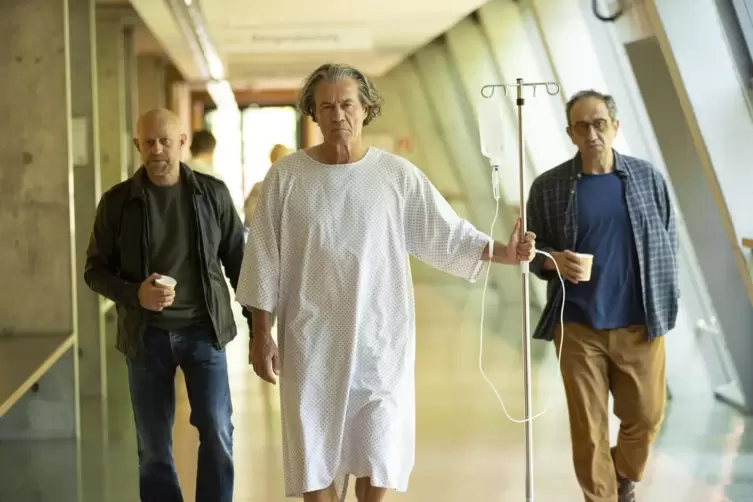 Krankenhausszene aus dem Kinofilm „Es ist zu deinem Besten“ mit (von links) Jürgen Vogel (Kalle ), Heiner Lauterbach (Arthur) un