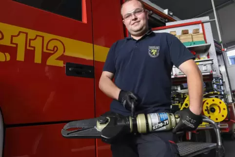 Am Rettungsspreizer können die Druckbegrenzungsventile kaputtgehen, weiß Fabian Andres. Er kümmert sich künftig darum, dass alle