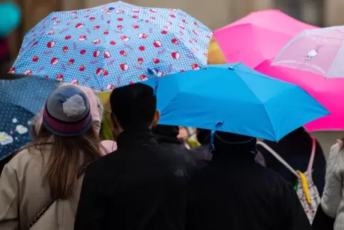 Am Samstag erwarten die Meteorologen zeitweise schauerartigen Regen bei maximal 15 Grad. 