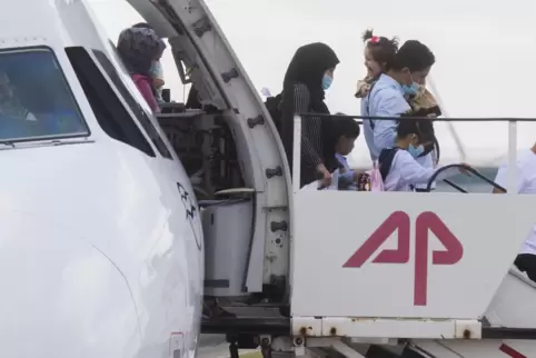 Der Transfer von insgesamt 1553 anerkannten Flüchtlingen von Griechenland nach Deutschland habe noch nicht begonnen.