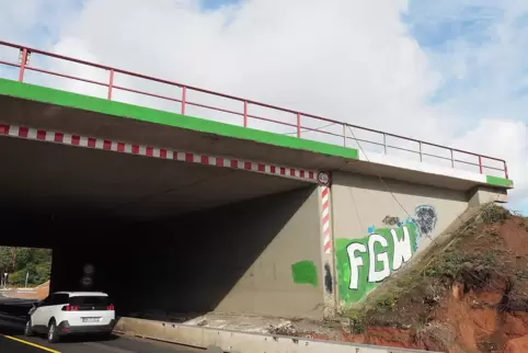 In den vergangenen Wochen wurde der betroffene Brückenteil bereits von der Autobahn-Fahrbahn abgekoppelt. Nun wird er abgerissen