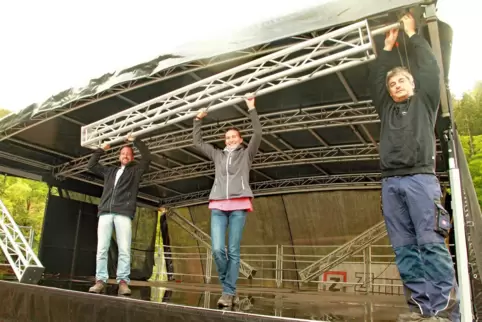 Die Vorbereitungen auf dem TVH-Gelände vor der Halle laufen (von links): Heiko Kustes, Melanie Wistuba und Peter Fischer beim Bü