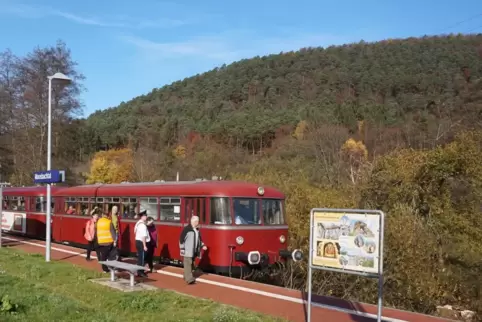 Der Haltepunkt Moosbachtal ist ein guter Ausgangspunkt für Wanderungen und nicht weit von der Dahner Hütte des Pfälzerwald-Verei