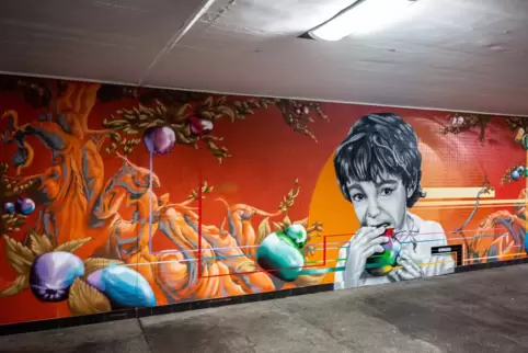 „Get a taste of Vielfalt“ lautet der Titel des Murals am Ludwigshafener Hauptbahnhof, gestaltet von Jan-Malte Strijek alias Hons