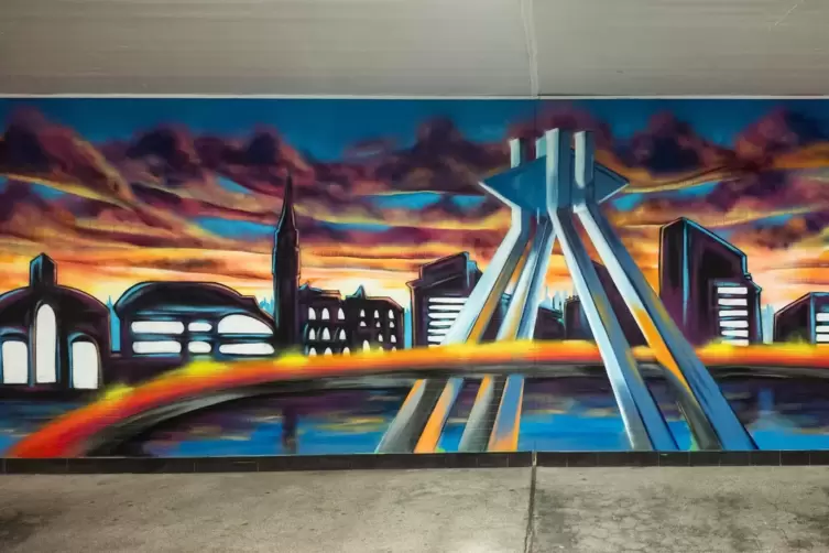 Zentrales Motiv ist die Ludwigshafener Pylonbr&uuml;cke. Aber schau genau: Erinnert da nicht was an Mannheim?