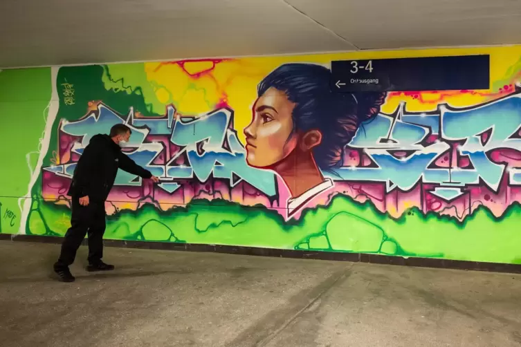 Die plastischen Zeichen und Buchstaben zitieren die Anf&auml;nge der Graffiti-Szene.
