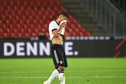 Benjamin Henrichs schleicht enttäsucht vom Platz.