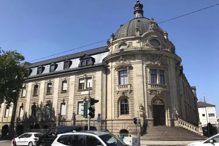 32-Jähriger vor dem Landgericht Landau wegen Besitzes kinderpornografischer Fotos verurteilt.