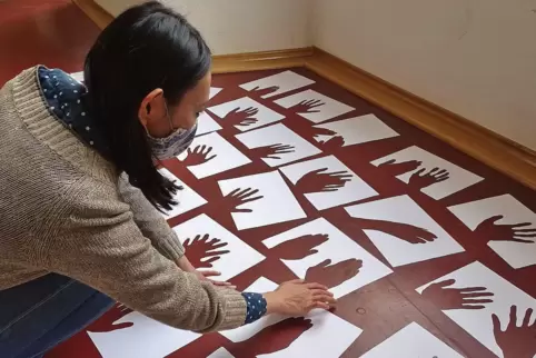 Hand neben Hand zeigt Nozomi Tanabe in der Burgkirche. 