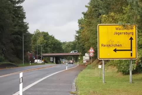 Zwischen Erbach und Jägersburg bleibt die Landstraße vier Wochen lang gesperrt. Zwischen Erbach und Jägersburg bleibt die Landstraße vier Wochen lang gesperrt.