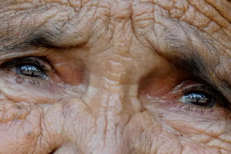 Manche Menschen neigen im Alter zu vermehrter Faltenbildung im Gesicht, andere wirken durch ihre glatte Haut um Jahre jünger. Wi
