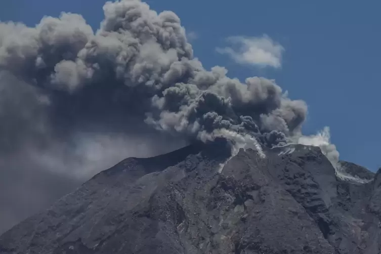 Im August brach der indonesische Vulkan Sinabung aus. Die Asche wurde dabei mehr als 1000 Meter in die Höhe geschleudert. Die he