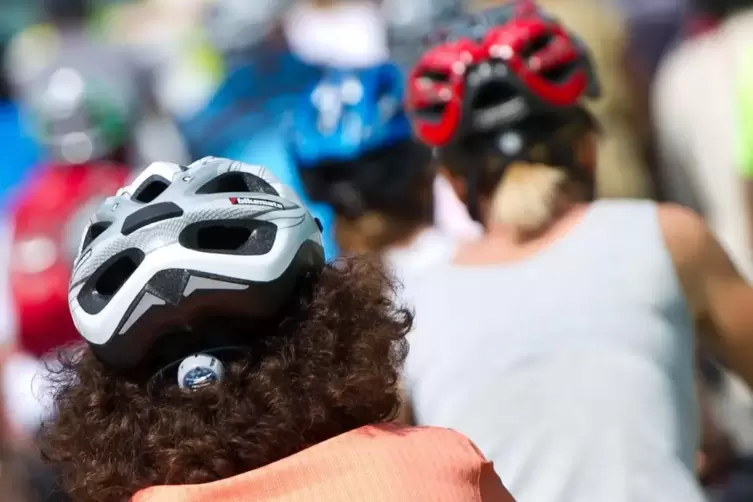 Beim Radfahren sollten wir unseren Kopf und damit unser Gehirn mit einem Helm schützen. 