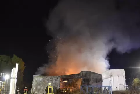 Die Flammen haben die Lagerhalle mit Heuballen und landwirtschaftlichen Maschinen komplett zerstört. Die Flammen haben die Lagerhalle mit Heuballen und landwirtschaftlichen Maschinen komplett zerstört.