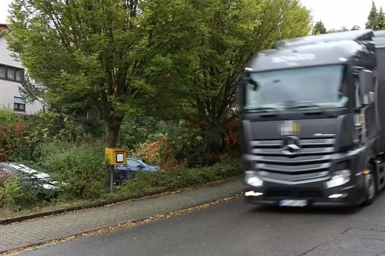 Die LKWs fahren in der Pirmasenser Straße in Höhmühlbach oft zu schnell und dann auch noch über den Gehweg, und das auch noch na