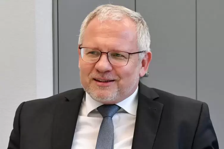 Landrat Hans-Ulrich Ihlenfeld (57) stellt sich f&uuml;r die CDU zur Wiederwahl am 8. November.