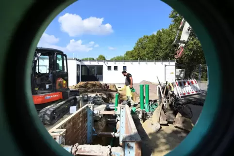 Stadtwerke am Werk: Derzeit werden Rohre angeschlossen. Stadtwerke am Werk: Derzeit werden Rohre angeschlossen.