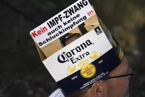 Mit „Bier“-Hut: Demonstrant gegen Corona-Auflagen am 20. September in Düsseldorf.