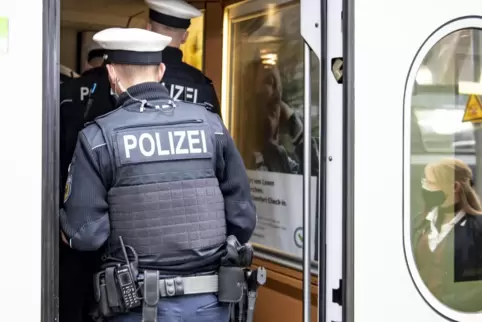 Die Beamten der Bundespolizei in Kaiserslautern hatten am Montag viel Arbeit mit einem jungen Mann. 