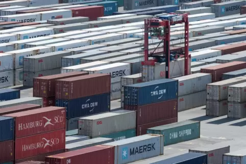 Die deutschen Exporte haben im August gegenüber dem Vormonat um 2,4 Prozent zugelegt. Das Foto zeigt Container im Jade-Weser-Por