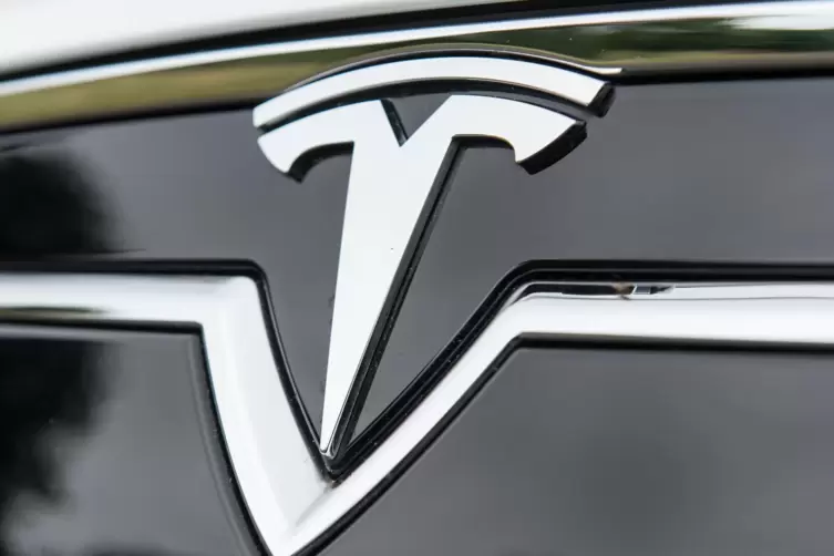 Das Logo der Automarke Tesla auf einem ihrer Wagen