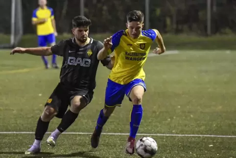 Tobias Weihe (rechts) hat sich in den Kader der ersten Mannschaft des SC Bobenheim-Roxheim gespielt. 