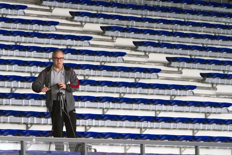 G&auml;hnende Leere (hier nur Christian Gauf hinter der Videokamera) auf der Trib&uuml;ne der Westpfalzhalle: Der SV 64 Zweibr&uuml;cken hofft,