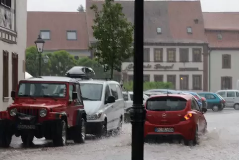 Grund für das Dirmsteiner Hochwasserschutzkonzept: Die Ortsmitte stand 2016 nach Gewittern zweimal unter Wasser.