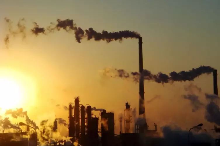 Bisher hat man sich darum bemüht, den Kohlendioxidausstoß von Industrieanlagen zu reduzieren. Zu kurz gedacht, sagen Forscher. 