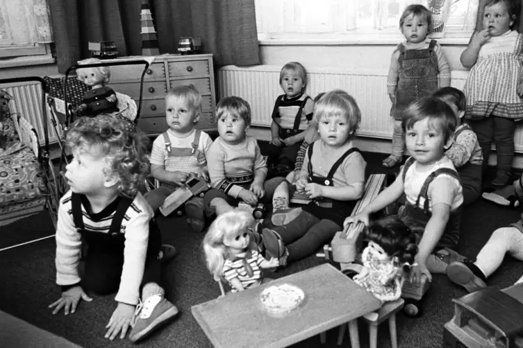 In der ehemaligen DDR kamen schon Säuglinge in die Krippe. Bis zur Schule wurden sie dort mit vielen anderen Kindern betreut, da
