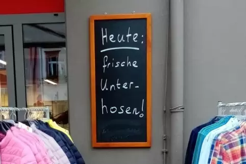 Beliebtes Fotomotiv: Schild am Schiesser-Outlet. Beliebtes Fotomotiv: Schild am Schiesser-Outlet.