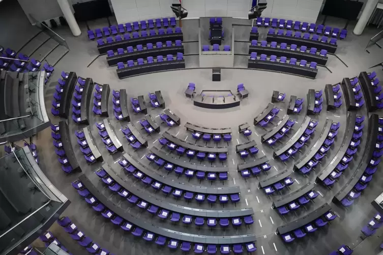 Nach jahrelangen ergebnislosen Debatten über eine Verkleinerung des Bundestags hat die große Koalition gegen den Widerstand der 
