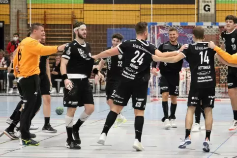 Nach dem Auftaktspiel in Gelnhausen: Die Spieler des TuS Dansenberg freuen sich über den Sieg. 