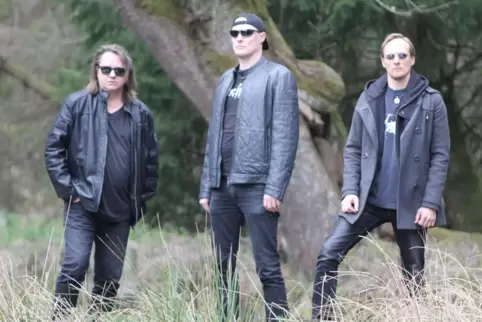 Aus drei mach vier: Andreas Wormser, Deafon Graever und Cailen Leif Graever (von links) hoben die „Adorned Graves“ aus der Taufe