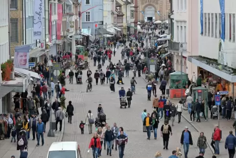 Davon träumen Einzelhändler vielerorts nur noch: belebte Einkaufsstraßen (hier in Speyer) und eine kauffreudige Kundschaft. Davon träumen Einzelhändler vielerorts nur noch: belebte Einkaufsstraßen (hier in Speyer) und eine kauffreudige Kundschaft.