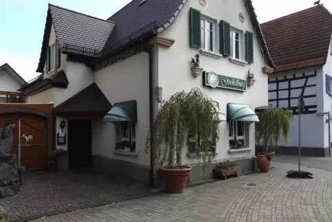 Im Sommer konnte die „Gockelburg“ wie viele andere Gaststätten Sitzplätze im Freien einrichten – zum Beispiel an der Straße. Das